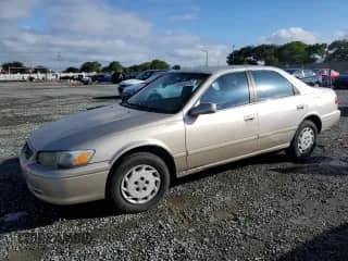2000 Toyota Camry CE z VIN 4T1BG22K7YU993236, wystawiony jako Copart lot #86606795 z przebiegiem 162 872 mil mil oraz Czysty tytuł • Clean title. Historia ofert i sprzedaży dostępna na DreamBid. Obrazek 1.