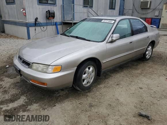 1996 Honda Accord EX z VIN 1HGCE6671TA003110, wystawiony jako Copart lot #60751665 z przebiegiem 129 984 mil mil oraz Czysty tytuł • Clean title. Historia ofert i sprzedaży dostępna na DreamBid. Obrazek 1.