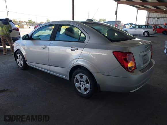 2015 Chevrolet Sonic LS с VIN 1G1JA5SGXF4137384, выставлен на аукционе IAAI как лот 42478924 с пробегом 110 713 миль миль и . История ставок и продаж доступна на DreamBid. Изображение 3.