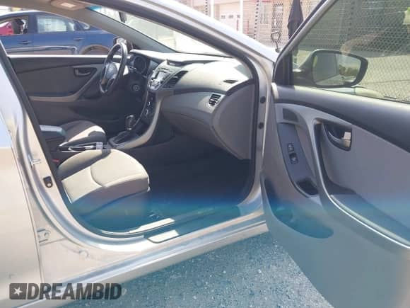 2015 Hyundai Elantra SE z VIN KMHDH4AE9FU226370, wystawiony jako IAAI lot #43253285 z przebiegiem 183 144 mil mil oraz . Historia ofert i sprzedaży dostępna na DreamBid. Obrazek 5.