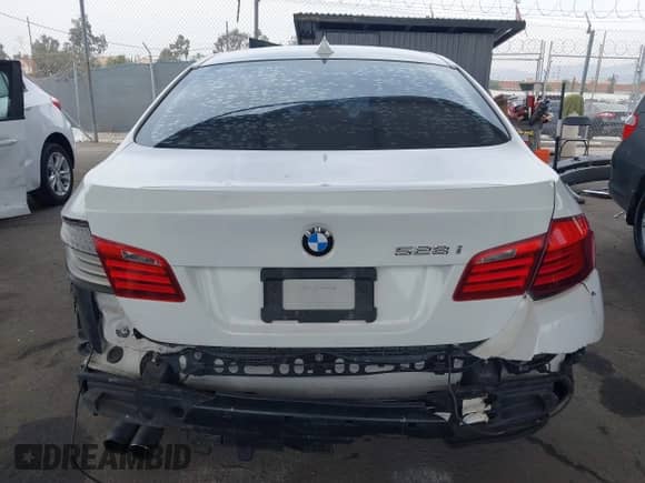 2013 BMW 5 Series 528i с VIN WBAXG5C55DD233169, выставлен на аукционе IAAI как лот 43111152 с пробегом 179 029 миль миль и . История ставок и продаж доступна на DreamBid. Изображение 17.