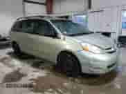 2010 Toyota Sienna CE z VIN 5TDKK4CC4AS315740, wystawiony jako Copart lot #82469755 z przebiegiem 256 689 mil mil oraz Czysty tytuł • Clean title. Historia ofert i sprzedaży dostępna na DreamBid. Obrazek 4.
