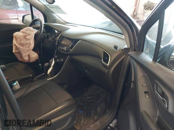 2021 Chevrolet Trax LT z VIN KL7CJLSB4MB330063, wystawiony jako IAAI lot #42957840 z przebiegiem 59 325 mil mil oraz . Historia ofert i sprzedaży dostępna na DreamBid. Obrazek 5.