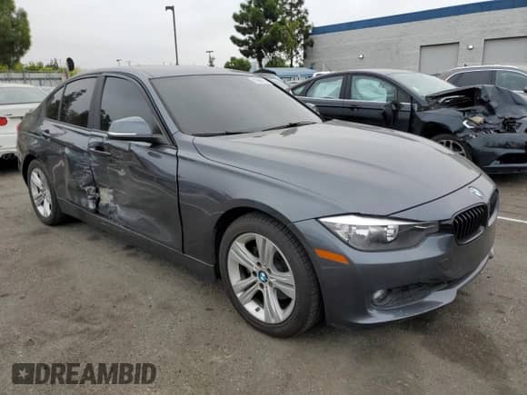 2015 BMW 3 Series 320i с VIN WBA3B1G58FNT05060, выставлен на аукционе Copart как лот 81886795 с пробегом 105 521 миль миль и Списание • Salvage title. История ставок и продаж доступна на DreamBid. Изображение 4.