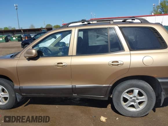 2002 Hyundai Santa Fe GLS z VIN KM8SC73DX2U270948, wystawiony jako IAAI lot #42157089 z przebiegiem 170 824 mil mil oraz . Historia ofert i sprzedaży dostępna na DreamBid. Obrazek 14.