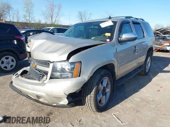 2013 Chevrolet Tahoe LTZ z VIN 1GNSKCE0XDR168217, wystawiony jako IAAI lot #42091999 z przebiegiem 230 633 mil mil oraz . Historia ofert i sprzedaży dostępna na DreamBid. Obrazek 17.