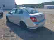 2019 Chevrolet Sonic LT z VIN 1G1JD5SB4K4120912, wystawiony jako IAAI lot #42698198 z przebiegiem 177 595 mil mil oraz . Historia ofert i sprzedaży dostępna na DreamBid. Obrazek 3.