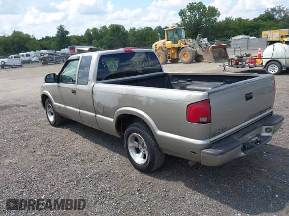 2000 Chevrolet S-10 LS Xtreme z VIN 1GCCS195XYK237767, wystawiony jako IAAI lot #42984808 z przebiegiem 383 552 mil mil oraz . Historia ofert i sprzedaży dostępna na DreamBid. Obrazek 3.
