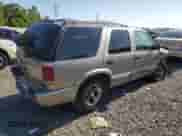 2000 Chevrolet Blazer LS z VIN 1GNCS13W7Y2376702, wystawiony jako Copart lot #52489605 z przebiegiem 137 692 mil mil oraz Szkoda całkowita • Salvage title. Historia ofert i sprzedaży dostępna na DreamBid. Obrazek 3.