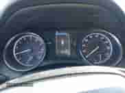 2021 Toyota Camry SE z VIN 4T1T11AK2MU599364, wystawiony jako IAAI lot #43469563 z przebiegiem 69 703 mil mil oraz . Historia ofert i sprzedaży dostępna na DreamBid. Obrazek 7.