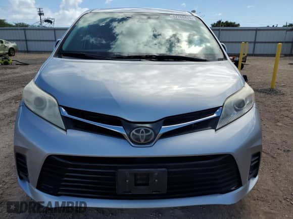 2019 Toyota Sienna LE Auto Access Seat z VIN 5TDKZ3DC3KS983163, wystawiony jako Copart lot #82769425 z przebiegiem 104 950 mil mil oraz Czysty tytuł • Clean title. Historia ofert i sprzedaży dostępna na DreamBid. Obrazek 5.