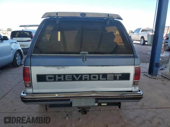 1987 Chevrolet Blazer z VIN 1GNCT18R4H8218699, wystawiony jako Copart lot #86028434 z przebiegiem 102 160 mil mil oraz Czysty tytuł • Clean title. Historia ofert i sprzedaży dostępna na DreamBid. Obrazek 6.