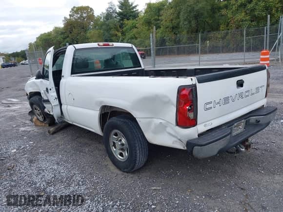 2004 Chevrolet Silverado 1500 LS z VIN 1GCEC14T04Z207142, wystawiony jako IAAI lot #43287067 z przebiegiem 177 529 mil mil oraz . Historia ofert i sprzedaży dostępna na DreamBid. Obrazek 3.