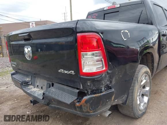 2022 Ram 1500 Big Horn z VIN 1C6RRFFG2NN423975, wystawiony jako IAAI lot #42307356 z przebiegiem 32 449 mil mil oraz . Historia ofert i sprzedaży dostępna na DreamBid. Obrazek 17.