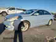 2013 Hyundai Sonata GLS z VIN 5NPEB4AC3DH745608, wystawiony jako Copart lot #82635305 z przebiegiem 147 036 mil mil oraz Czysty tytuł • Clean title. Historia ofert i sprzedaży dostępna na DreamBid. Obrazek 1.