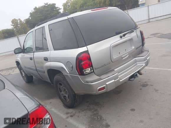 2004 Chevrolet TrailBlazer LT z VIN 1GNDS13S342106362, wystawiony jako IAAI lot #43530651 z przebiegiem 299 317 mil mil oraz . Historia ofert i sprzedaży dostępna na DreamBid. Obrazek 3.