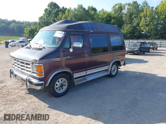 1992 Dodge Cargo z VIN 2B7HB21Y7NK130635, wystawiony jako IAAI lot #43015408 z przebiegiem 138 956 mil mil oraz . Historia ofert i sprzedaży dostępna na DreamBid. Obrazek 2.