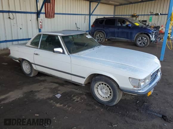 1983 Mercedes-Benz SL z VIN WDB10704512026695, wystawiony jako Copart lot #47858075 z przebiegiem 250 503 mil mil oraz Czysty tytuł • Clean title. Historia ofert i sprzedaży dostępna na DreamBid. Obrazek 4.
