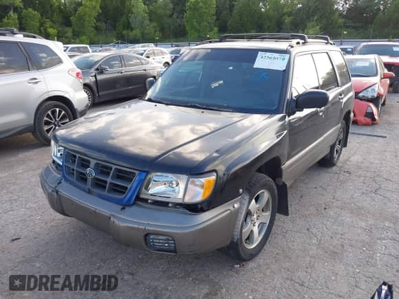 1999 Subaru Forester S with VIN JF1SF6552XH736647, listed as a IAAI auction lot 42565079 with 215,244 mi miles and . Bid and sale history available at DreamBid. Image 2.