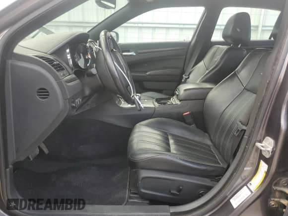 2013 Chrysler 300 S z VIN 2C3CCABG6DH732840, wystawiony jako Copart lot #60280565 z przebiegiem 145 390 mil mil oraz Szkoda całkowita • Salvage title. Historia ofert i sprzedaży dostępna na DreamBid. Obrazek 7.
