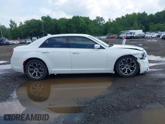 2016 Chrysler 300 S Alloy Edition z VIN 2C3CCABG5GH269464, wystawiony jako IAAI lot #42733499 z przebiegiem 137 056 mil mil oraz . Historia ofert i sprzedaży dostępna na DreamBid. Obrazek 13.