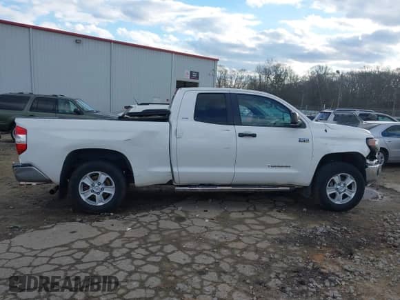 2018 Toyota Tundra SR с VIN 5TFUW5F18JX692272, выставлен на аукционе IAAI как лот 41421218 с пробегом 119 776 миль миль и . История ставок и продаж доступна на DreamBid. Изображение 13.