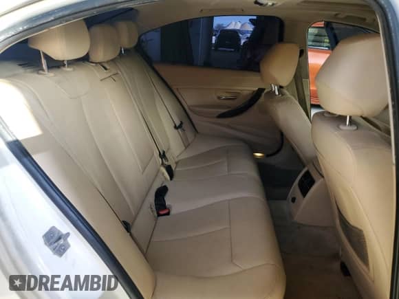 2015 BMW 3 Series 328i z VIN WBA3A5G5XFNP34338, wystawiony jako Copart lot #82522135 z przebiegiem 138 362 mil mil oraz Czysty tytuł • Clean title. Historia ofert i sprzedaży dostępna na DreamBid. Obrazek 10.