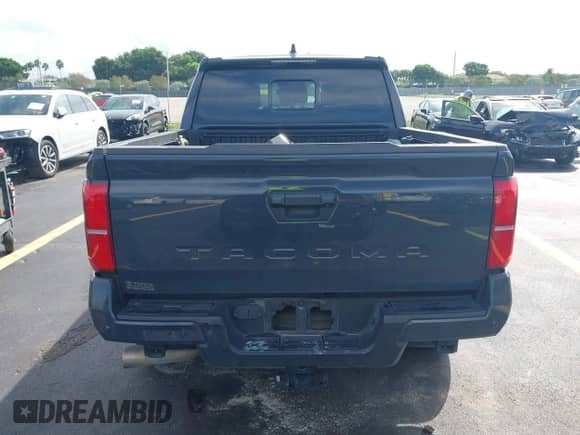 2024 Toyota Tacoma SR5 z VIN 3TYKB5FN6RT007410, wystawiony jako IAAI lot #43205199 z przebiegiem 26 768 mil mil oraz . Historia ofert i sprzedaży dostępna na DreamBid. Obrazek 17.