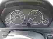 2013 BMW 3 Series 328i xDrive z VIN WBA3B3C5XDJ810099, wystawiony jako IAAI lot #43180136 z przebiegiem 153 650 mil mil oraz . Historia ofert i sprzedaży dostępna na DreamBid. Obrazek 7.