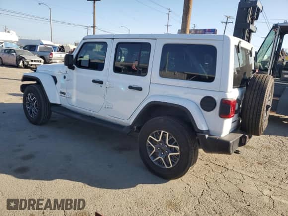 2025 Jeep Wrangler Sahara с VIN 1C4PJXEN9SW609774, выставлен на аукционе Copart как лот 87277845 с пробегом 5 016 миль миль и Списание • Salvage title. История ставок и продаж доступна на DreamBid. Изображение 2.