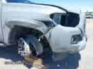 2020 Toyota Tacoma SR5 z VIN 3TMBZ5DN9LM027314, wystawiony jako IAAI lot #42258246 z przebiegiem 81 254 mil mil oraz . Historia ofert i sprzedaży dostępna na DreamBid. Obrazek 6.