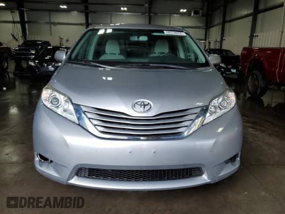2017 Toyota Sienna LE Auto Access Seat z VIN 5TDKZ3DC6HS830883, wystawiony jako Copart lot #68318955 z przebiegiem 80 884 mil mil oraz Szkoda całkowita • Salvage title. Historia ofert i sprzedaży dostępna na DreamBid. Obrazek 5.
