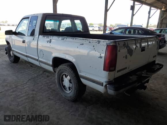 1998 GMC Sierra 1500 z VIN 2GTEC19M2W1527172, wystawiony jako Copart lot #54932665 z przebiegiem 294 133 mil mil oraz Szkoda całkowita • Salvage title. Historia ofert i sprzedaży dostępna na DreamBid. Obrazek 2.