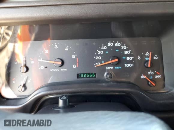 2002 Jeep Wrangler X z VIN 1J4FA39S92P729342, wystawiony jako Copart lot #56130275 z przebiegiem 132 566 mil mil oraz Szkoda całkowita • Salvage title. Historia ofert i sprzedaży dostępna na DreamBid. Obrazek 9.