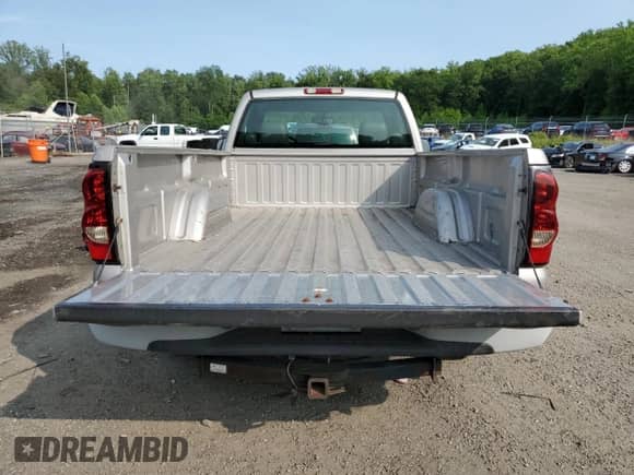 2004 Chevrolet Silverado 1500 Work Truck z VIN 1GCEC14X24Z141499, wystawiony jako Copart lot #59491795 z przebiegiem 284 799 mil mil oraz Czysty tytuł • Clean title. Historia ofert i sprzedaży dostępna na DreamBid. Obrazek 10.