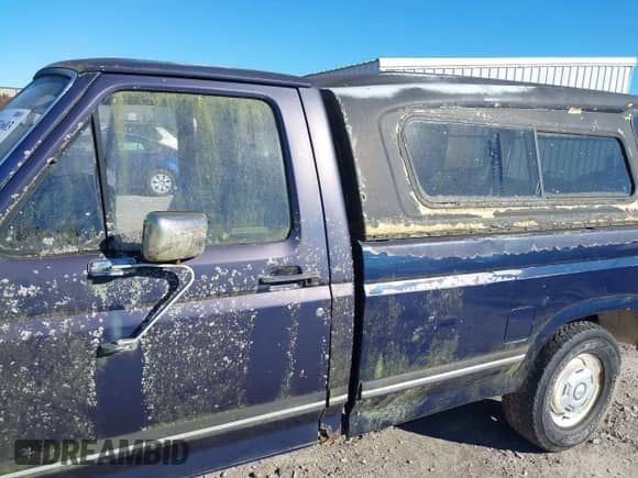 1985 Ford F-150 z VIN 2FTDF15Y1FCA74680, wystawiony jako IAAI lot #43451603 z przebiegiem 74 615 mil mil oraz . Historia ofert i sprzedaży dostępna na DreamBid. Obrazek 6.