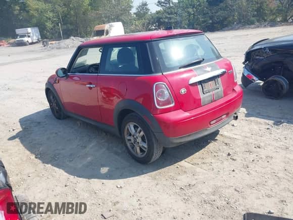 2012 MINI Hardtop z VIN WMWSU3C59CT542932, wystawiony jako IAAI lot #43251120 z przebiegiem 175 000 mil mil oraz . Historia ofert i sprzedaży dostępna na DreamBid. Obrazek 3.