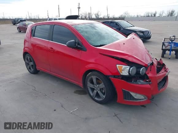 2016 Chevrolet Sonic RS z VIN 1G1JG6SB6G4168724, wystawiony jako IAAI lot #41363232 z przebiegiem 99 818 mil mil oraz . Historia ofert i sprzedaży dostępna na DreamBid. Obrazek 1.