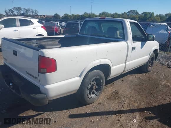 2003 Chevrolet S-10 LS z VIN 1GCCS14H938290080, wystawiony jako IAAI lot #43486790 z przebiegiem Nie podano mil oraz . Historia ofert i sprzedaży dostępna na DreamBid. Obrazek 6.