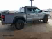 2019 Toyota Tacoma SR z VIN 3TMCZ5AN2KM282555, wystawiony jako Copart lot #70592675 z przebiegiem 83 373 mil mil oraz Szkoda całkowita • Salvage title. Historia ofert i sprzedaży dostępna na DreamBid. Obrazek 3.