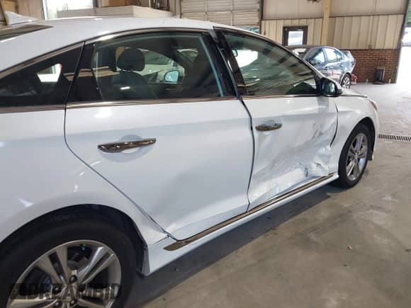 2018 Hyundai Sonata SEL with VIN 5NPE34AF1JH715574, listed as a IAAI auction lot 43010843 with 90,189 mi miles and . Bid and sale history available at DreamBid. Image 6.