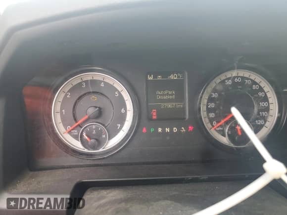 2019 Ram 1500 Tradesman z VIN 1C6RR7FG1KS523939, wystawiony jako Copart lot #54129655 z przebiegiem 279 671 mil mil oraz Czysty tytuł • Clean title. Historia ofert i sprzedaży dostępna na DreamBid. Obrazek 9.