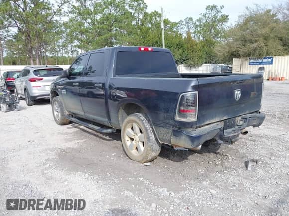 2018 Ram 1500 Express z VIN 1C6RR6KT4JS340854, wystawiony jako IAAI lot #41679041 z przebiegiem 127 652 mil mil oraz . Historia ofert i sprzedaży dostępna na DreamBid. Obrazek 3.