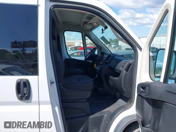 2018 Ram ProMaster Cargo z VIN 3C6TRVAG5JE117326, wystawiony jako IAAI lot #42113340 z przebiegiem 180 561 mil mil oraz . Historia ofert i sprzedaży dostępna na DreamBid. Obrazek 5.