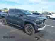 2024 Toyota Tacoma SR5 z VIN 3TYKB5FN6RT007410, wystawiony jako IAAI lot #43205199 z przebiegiem 26 768 mil mil oraz . Historia ofert i sprzedaży dostępna na DreamBid. Obrazek 1.