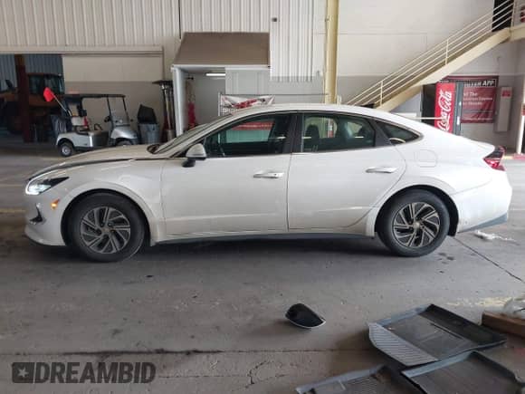 2022 Hyundai Sonata Blue с VIN KMHL24JJ4NA049835, выставлен на аукционе IAAI как лот 43001542 с пробегом 72 296 миль миль и . История ставок и продаж доступна на DreamBid. Изображение 15.