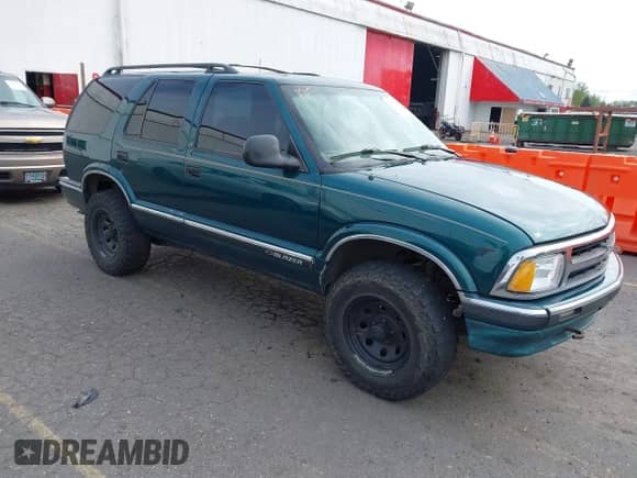 1996 Chevrolet Blazer z VIN 1GNDT13W7T2265108, wystawiony jako IAAI lot #41981256 z przebiegiem 166 271 mil mil oraz . Historia ofert i sprzedaży dostępna na DreamBid. Obrazek 1.