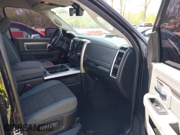 2018 Ram 1500 Big Horn z VIN 1C6RR7LTXJS241458, wystawiony jako IAAI lot #42082580 z przebiegiem 118 006 mil mil oraz . Historia ofert i sprzedaży dostępna na DreamBid. Obrazek 5.