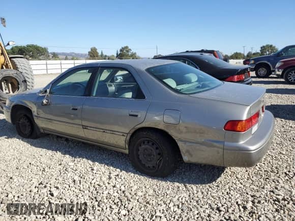 2000 Toyota Camry LE z VIN JT2BG22K5Y0470771, wystawiony jako Copart lot #81724865 z przebiegiem 121 048 mil mil oraz Szkoda całkowita • Salvage title. Historia ofert i sprzedaży dostępna na DreamBid. Obrazek 2.