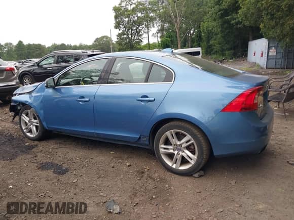 2015 Volvo S60 T5 Premier с VIN YV1612TK8F1334127, выставлен на аукционе IAAI как лот 42887031 с пробегом 101 981 миль миль и . История ставок и продаж доступна на DreamBid. Изображение 14.